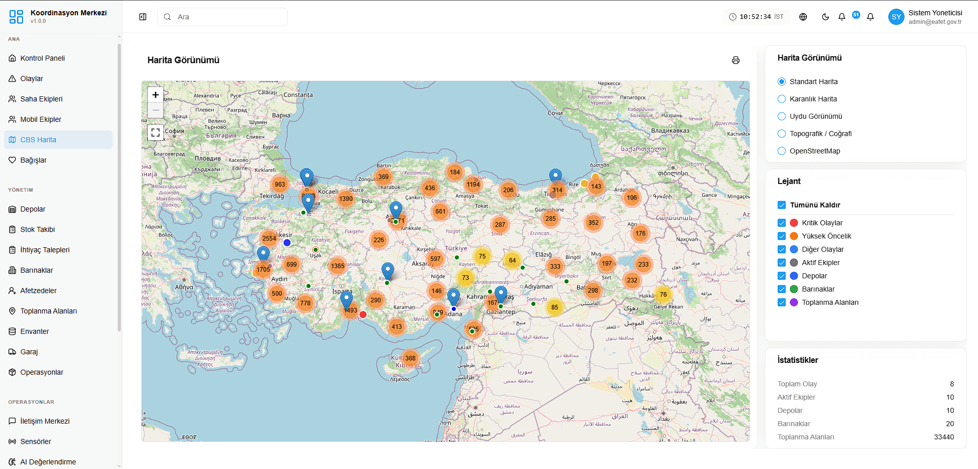 Koordinasyon Merkezi panelinin harita görünümü: Türkiye haritası üzerinde olay kümeleri ile ekip, depo, barınak ve toplanma alanı işaretleri; sağda katman lejantı ve istatistik paneli.